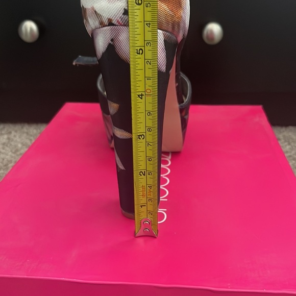 Shoe Dazzle Navy Heels - Picture 8 of 8